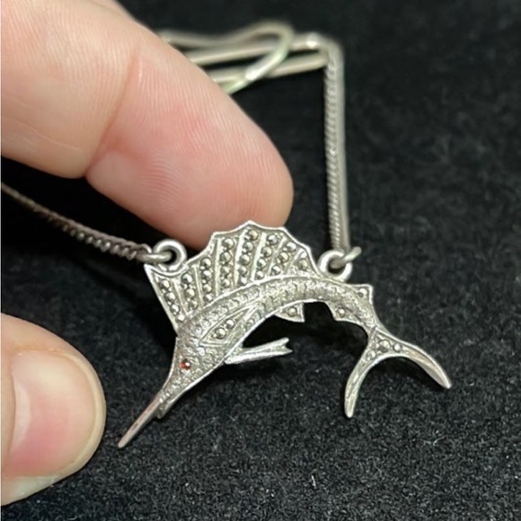 🎣 Vtg Sterling Hanging Sailfish/Marlin Mens Tie Bar - Picture 4 of 5